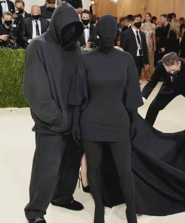 黑色|金卡戴珊终于舍得拿下头套！戴墨镜穿紧身衣cos猫女秀翘臀，超性感