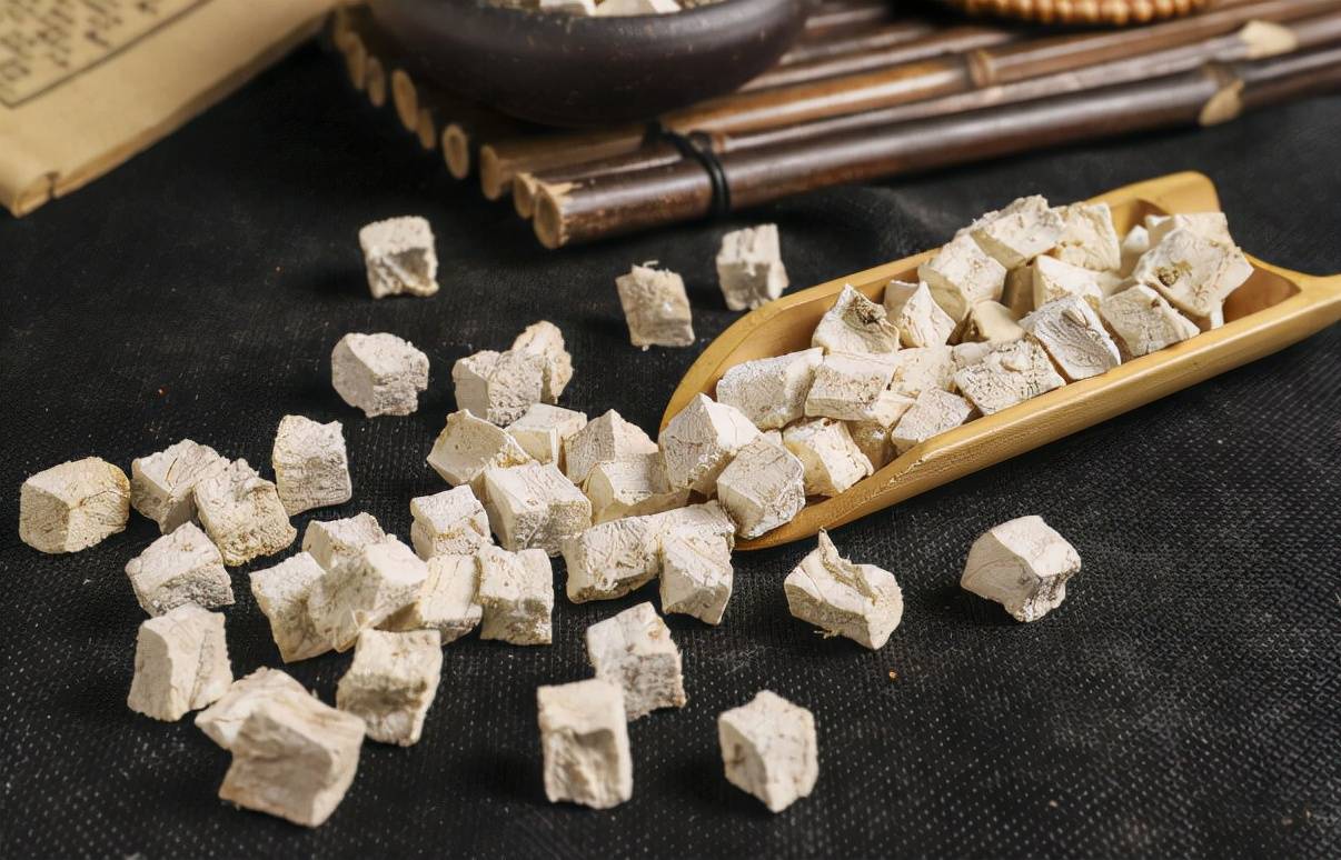 生活|再次提醒高血压人群：3物不断“往嘴送”，吃再多降压药也是无用功