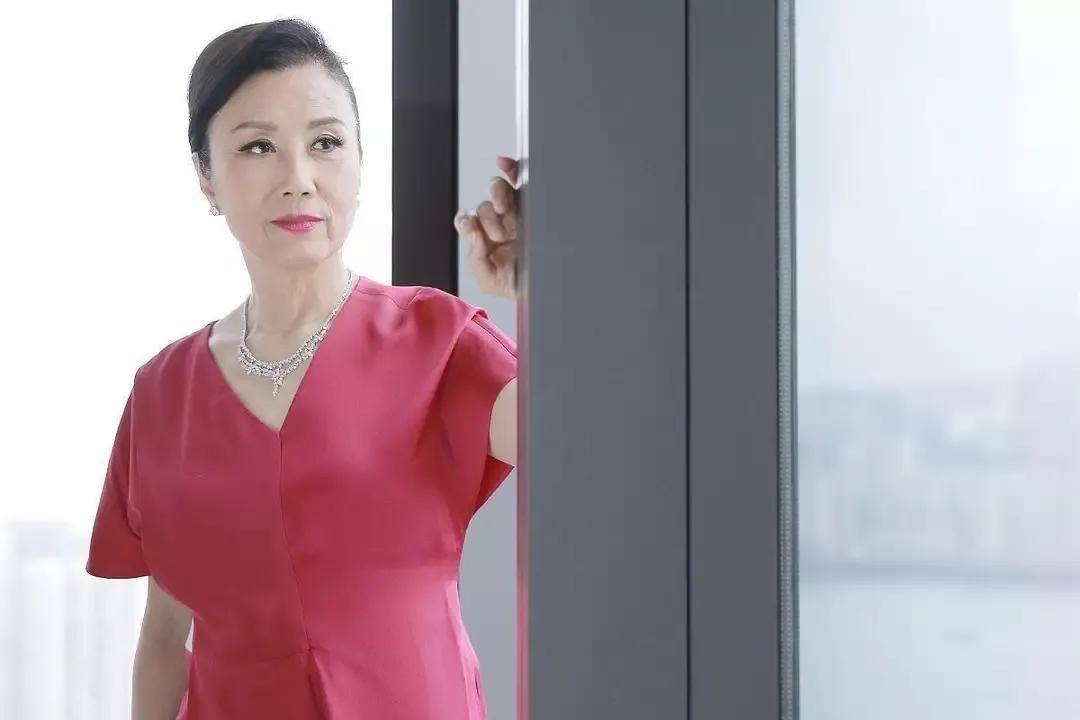 整体|汪明荃又引领一波“奶奶时尚”，穿玫红上衣配小黑裤，时髦又精致