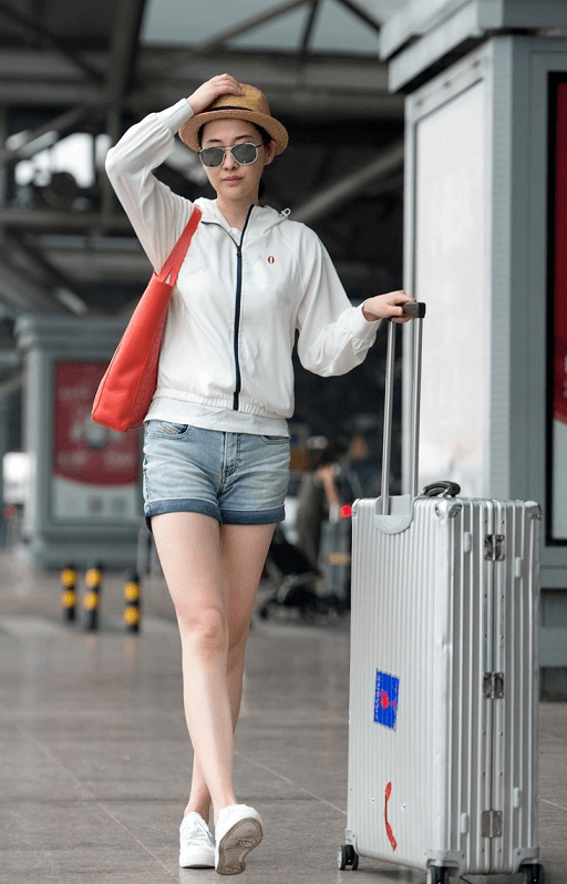 经典|梅婷真是“阿姨辈顶流”，白色外套配牛仔短裤休闲洒脱，时髦温柔