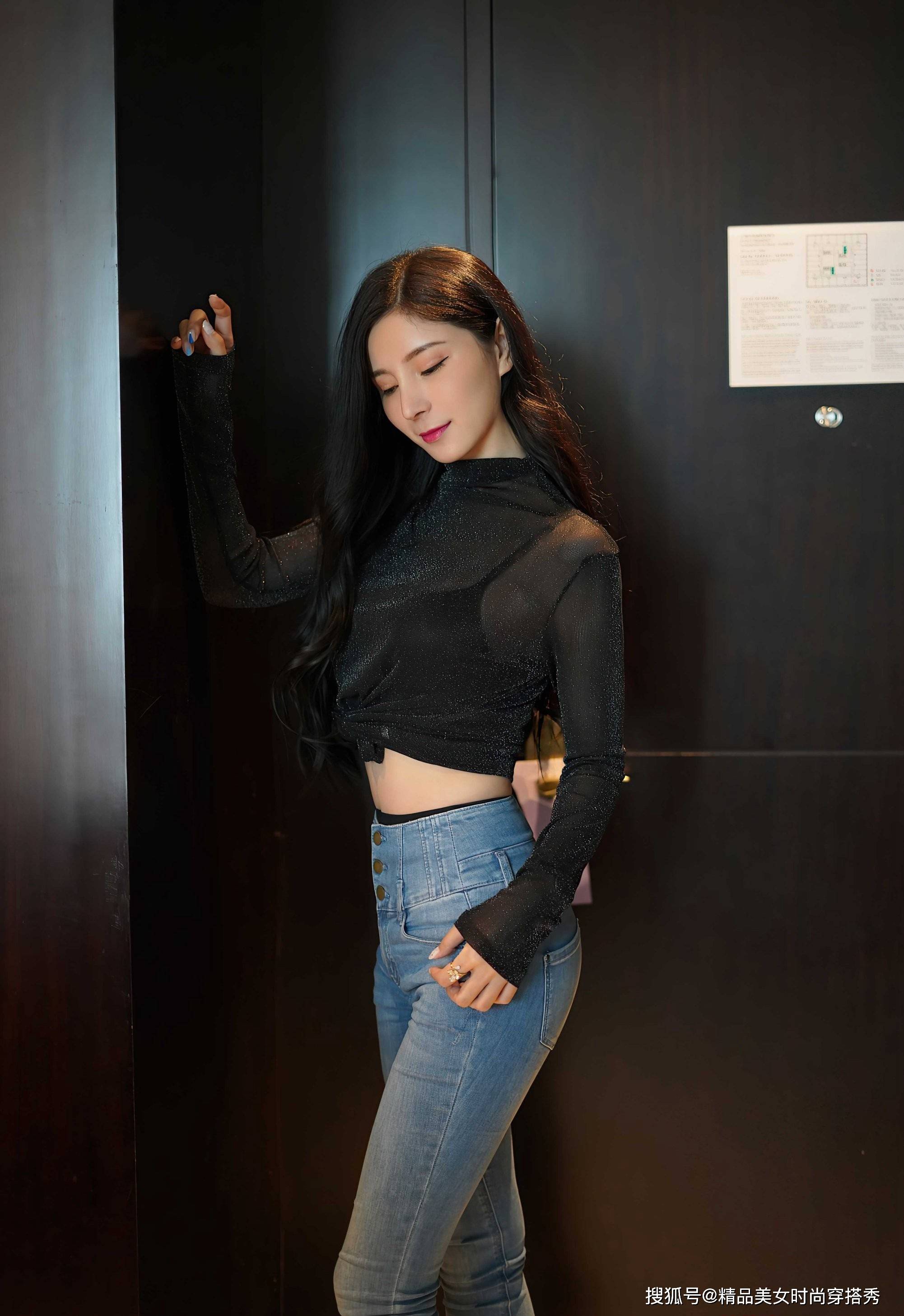 黑色|黑色透视上衣搭配牛仔裤，优雅范十足，吸睛又时尚