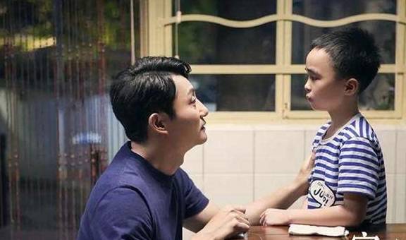 男童|男童初上幼儿园，午睡自己哄自己火了，网友：好笑又心疼