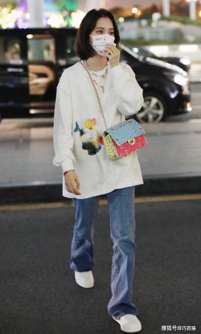 黑色|欧阳娜娜的私服发挥得太稳了！近期7套机场look，每套都亮点十足