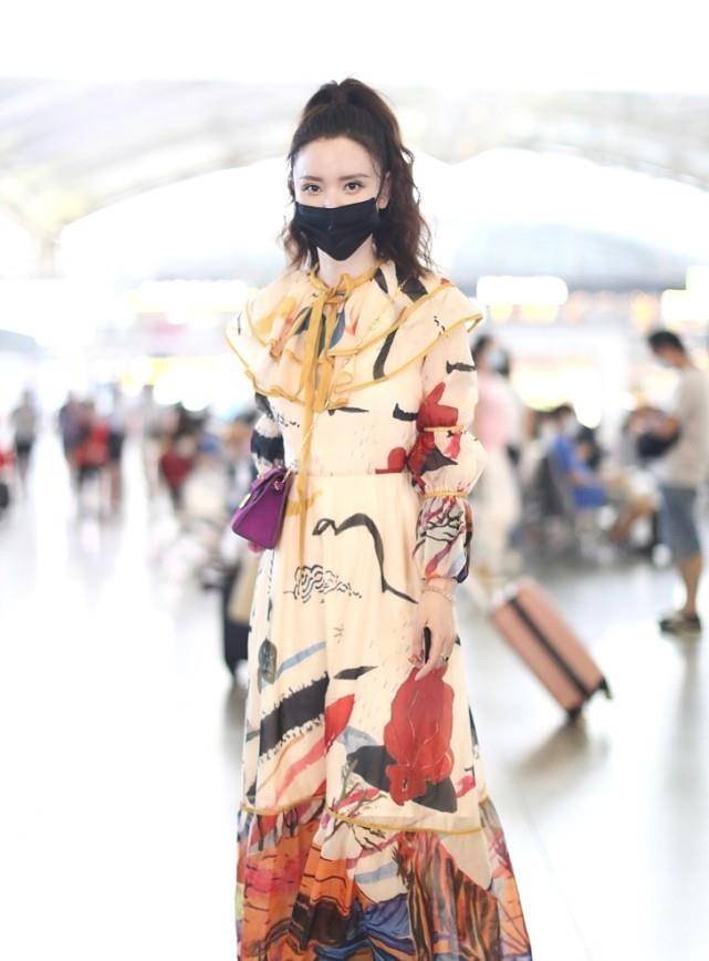 苹果|张萌一点看不出年纪感，苹果肌好明显，穿长裙对镜“比心”有点甜