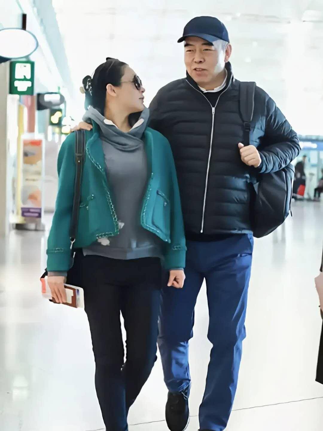 效果|陈红陈凯歌甜蜜走机场，穿卫衣配小香风外套，混搭洋气又减龄