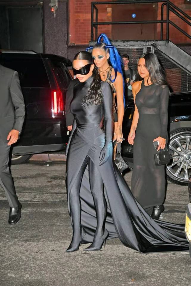 黑色|金卡戴珊终于舍得拿下头套!戴墨镜穿紧身衣cos猫女秀翘臀,超性感