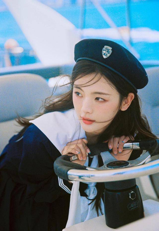 水手服|杨超越化身“漫画少女”，穿水手装看起来清纯可爱，少女感满满