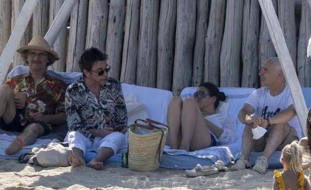 老公|巩俐终于做回小女人，穿深V热裤海滩散步，外籍老公全程牵手贴心