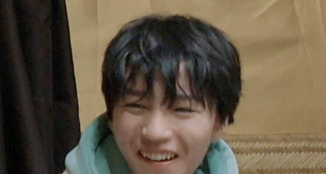 手机|《恰好是少年》王俊凯这样算轧戏吗？频繁低头玩手机，怕素颜被曝