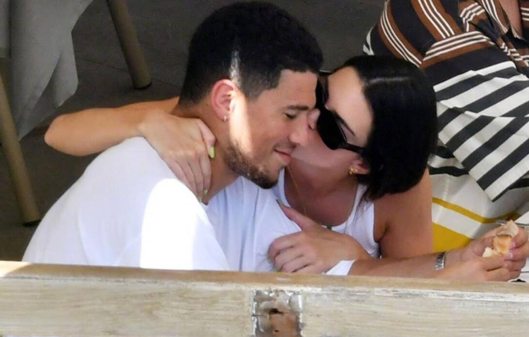 一身|绝美！詹娜梦幻长裙惊艳红毯，神似赫本，又是羡慕布克的一天