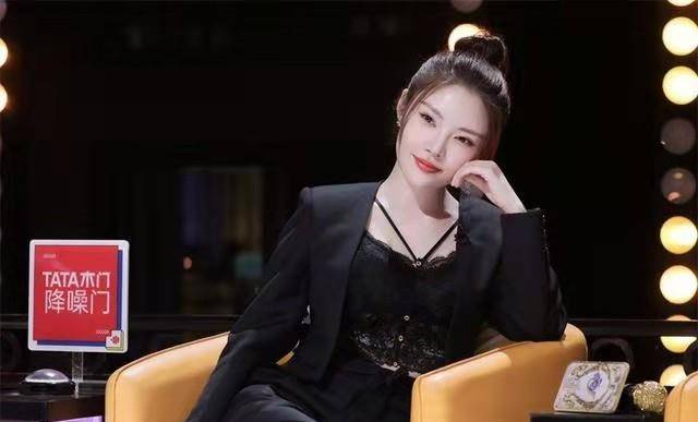 设计|徐冬冬穿衣挺“放得开”，穿西装露出蕾丝内搭，身材好就是占便宜