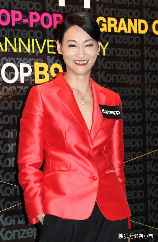 真空|惠英红打破常规，“真空”穿红色皮衣配阔腿裤，原装身材真抗老