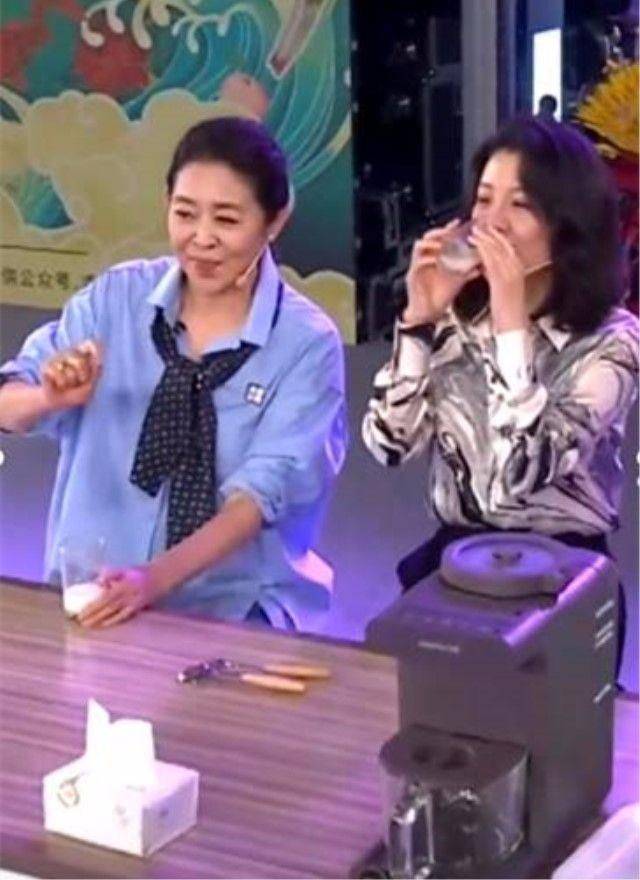 身材|倪萍老了瘦出尖下巴，上节目还浓妆艳抹装阿姨，脸这么垂不假吗？