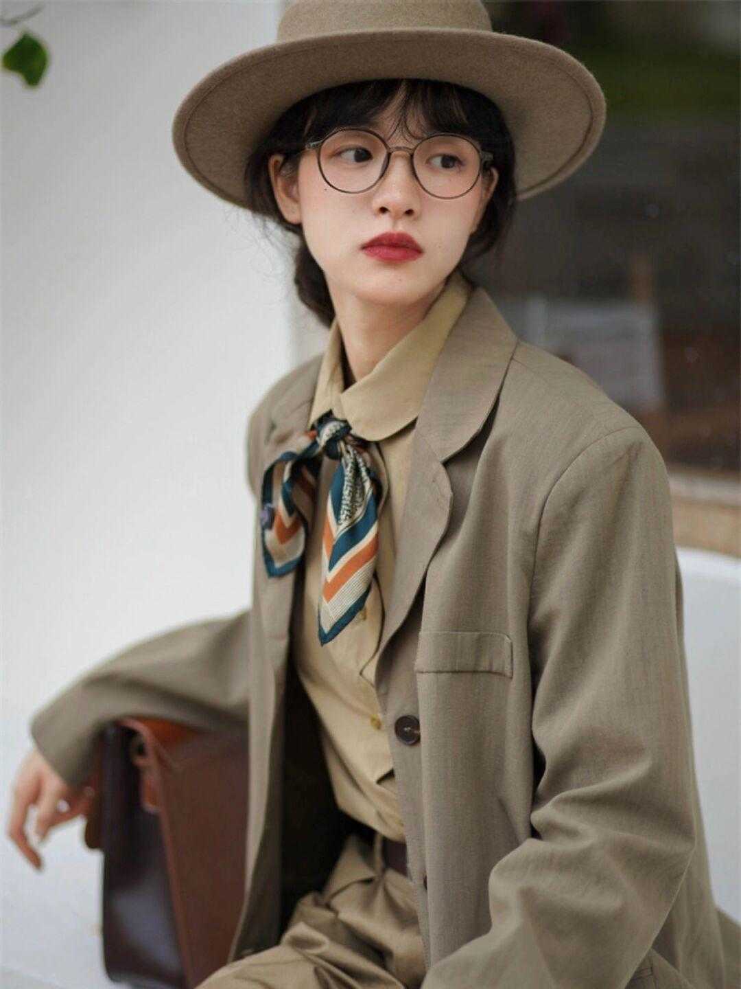 披肩|入秋后不要乱搭配，今年流行这几种风格，时髦洋气还保暖