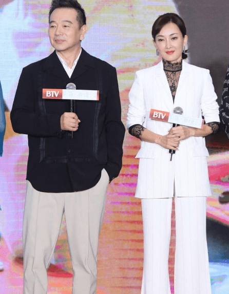 设计|48岁牛莉状态佳，生图也很抗打，西装配透视蕾丝穿出成熟妩媚感