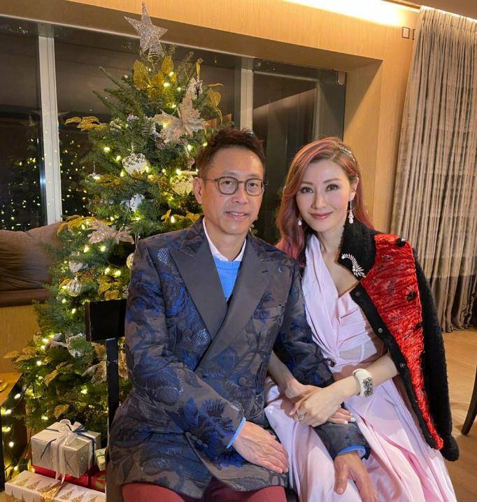 元素|李嘉欣为百亿老公庆生，两人穿搭低调甜蜜对视，结婚13年还秀恩爱