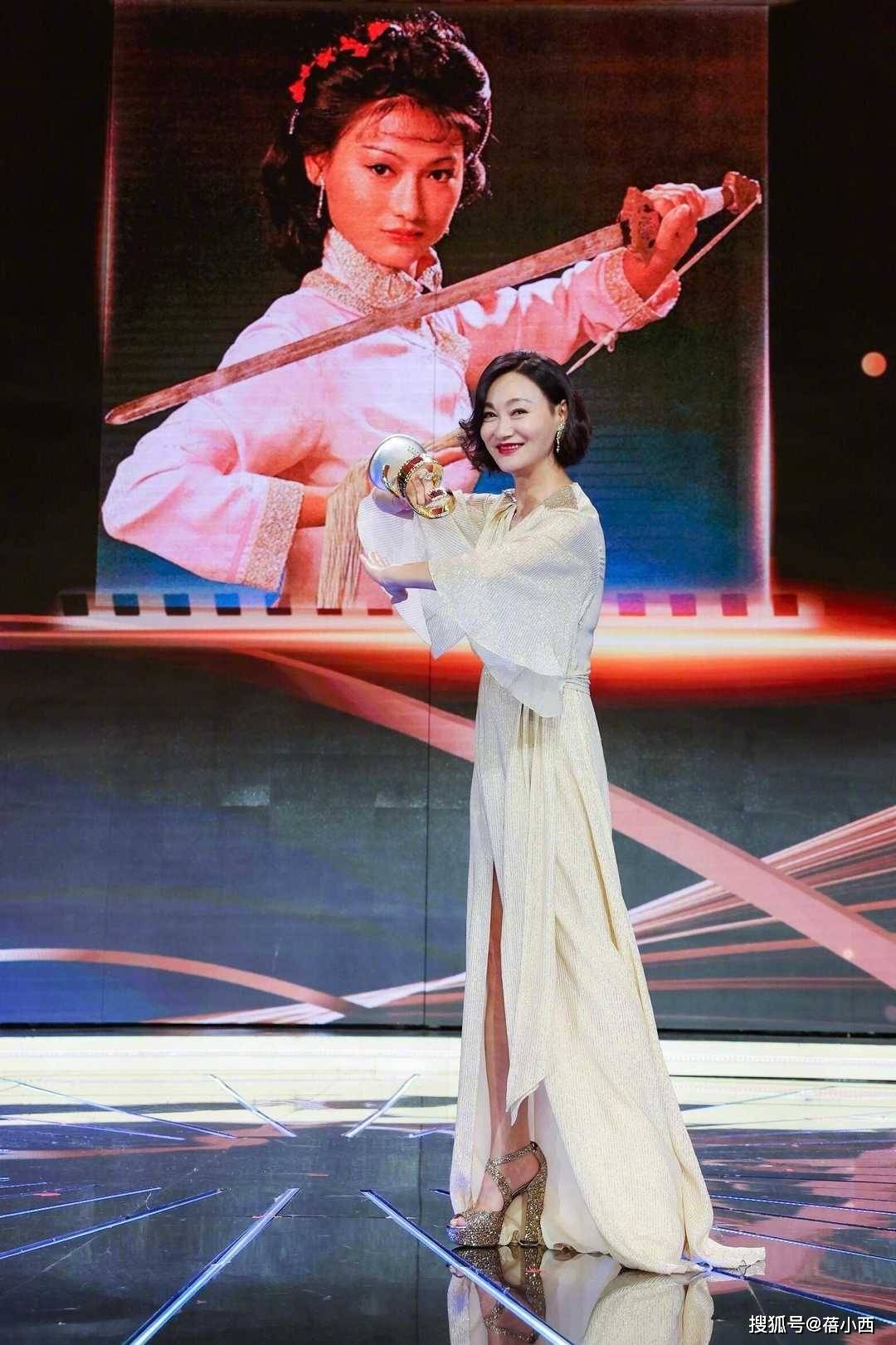 真空|惠英红打破常规，“真空”穿红色皮衣配阔腿裤，原装身材真抗老