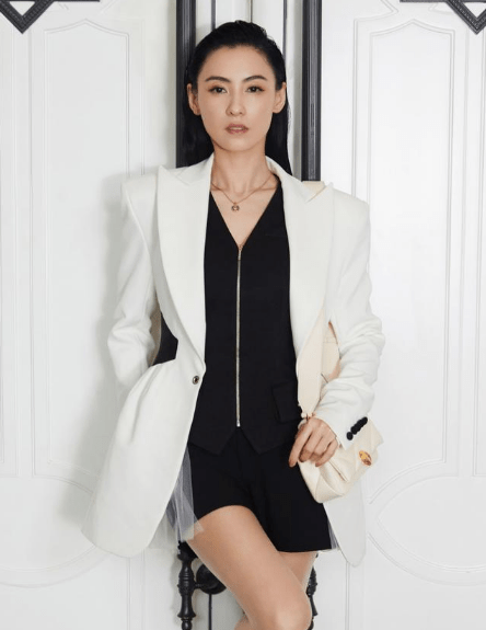 西装|美腿不输年轻人，有三娃的张柏芝也不消停，穿塑腰西装还要配短裤