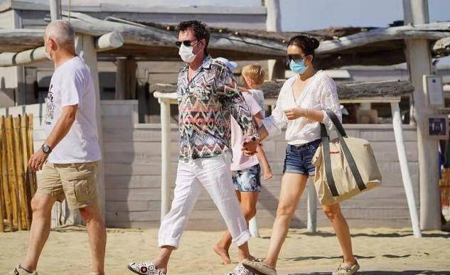 老公|巩俐终于做回小女人，穿深V热裤海滩散步，外籍老公全程牵手贴心