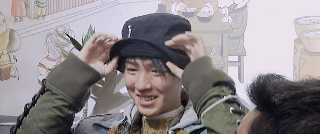 手机|《恰好是少年》王俊凯这样算轧戏吗？频繁低头玩手机，怕素颜被曝