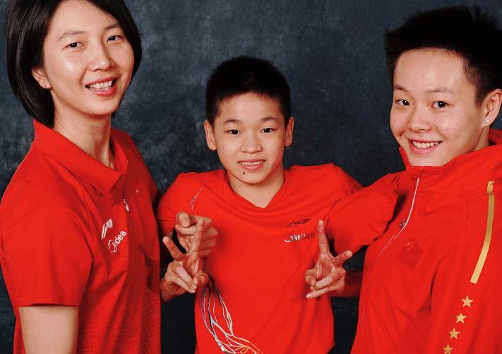 签名|场下也抢镜！全红婵为师姐加油，忙着签名+分享零食，谁注意张家齐