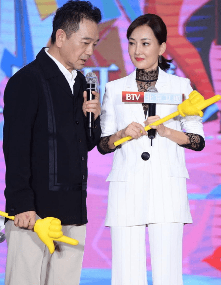 设计|48岁牛莉状态佳，生图也很抗打，西装配透视蕾丝穿出成熟妩媚感