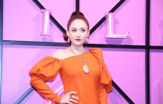 因为|陈乔恩不走“甜美风”也超赞,穿修身裙气场太强,又帅又飒