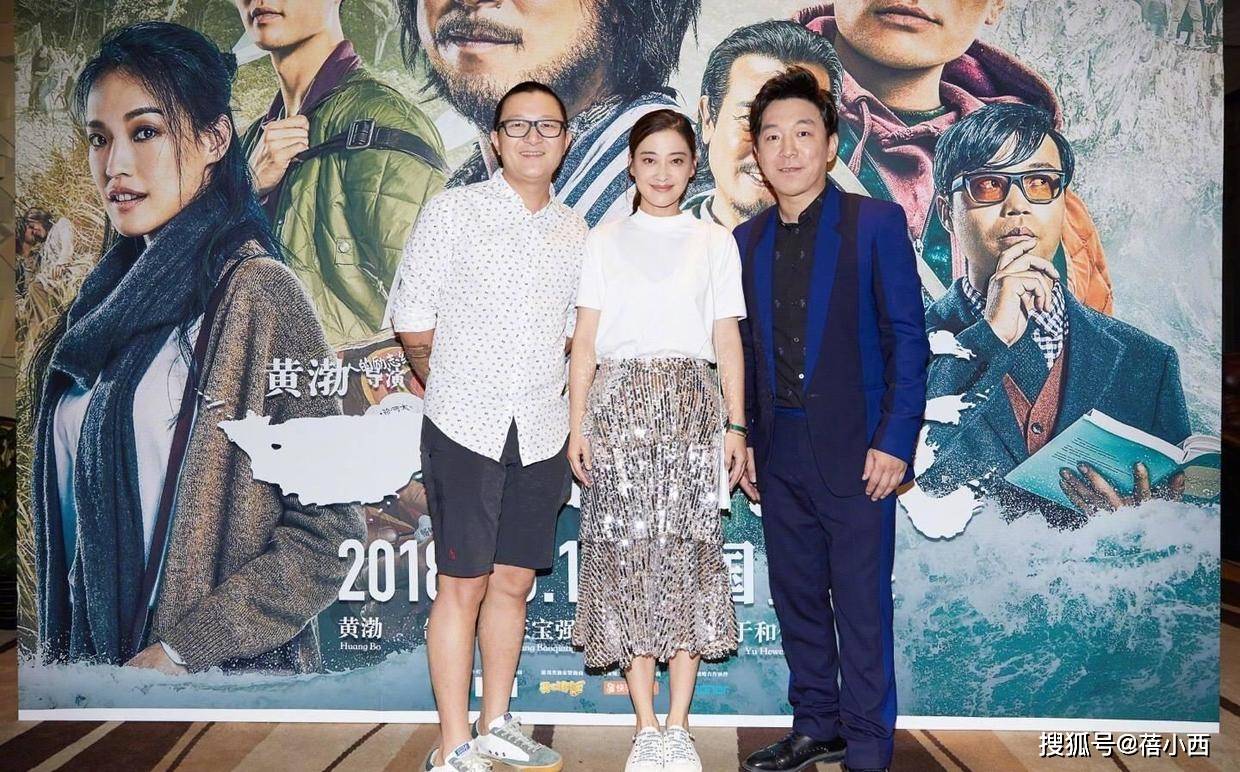 设计|梅婷脱离微胖圈后真会穿，无袖皮裙领口“开条缝”，高级感无敌了