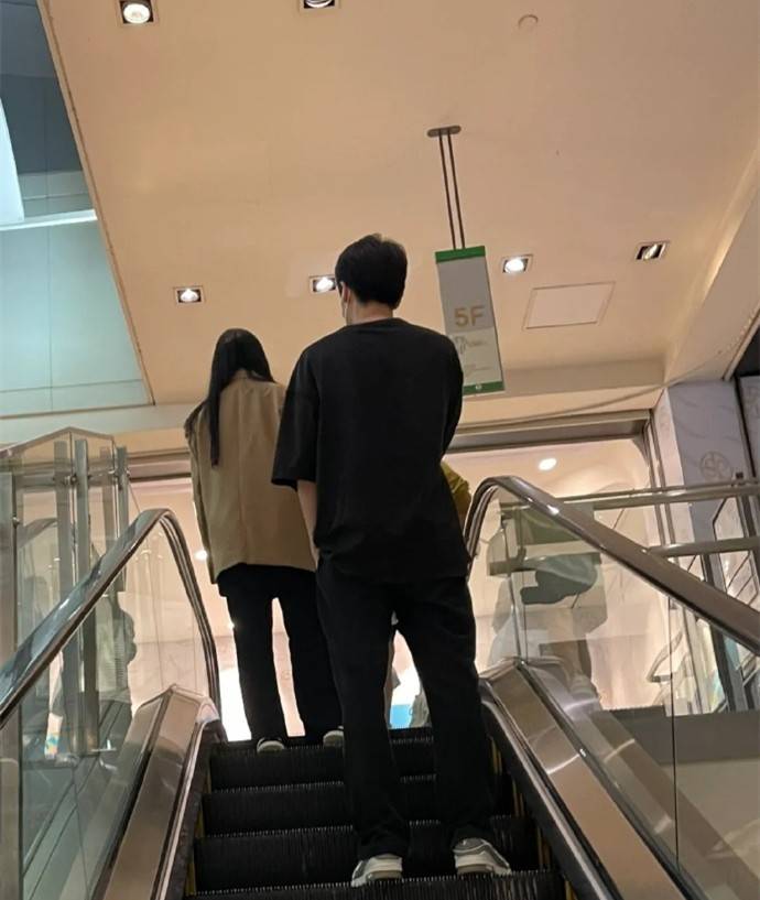 魅力|刘亦菲“仙女下凡”逛商场，穿西装看着挺飒，戴墨镜更显得脸小