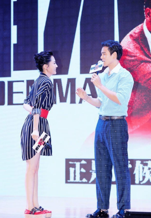条纹|许晴真是当之无愧的“冻龄女神”,条纹衬衫裙知性优雅,简约温柔