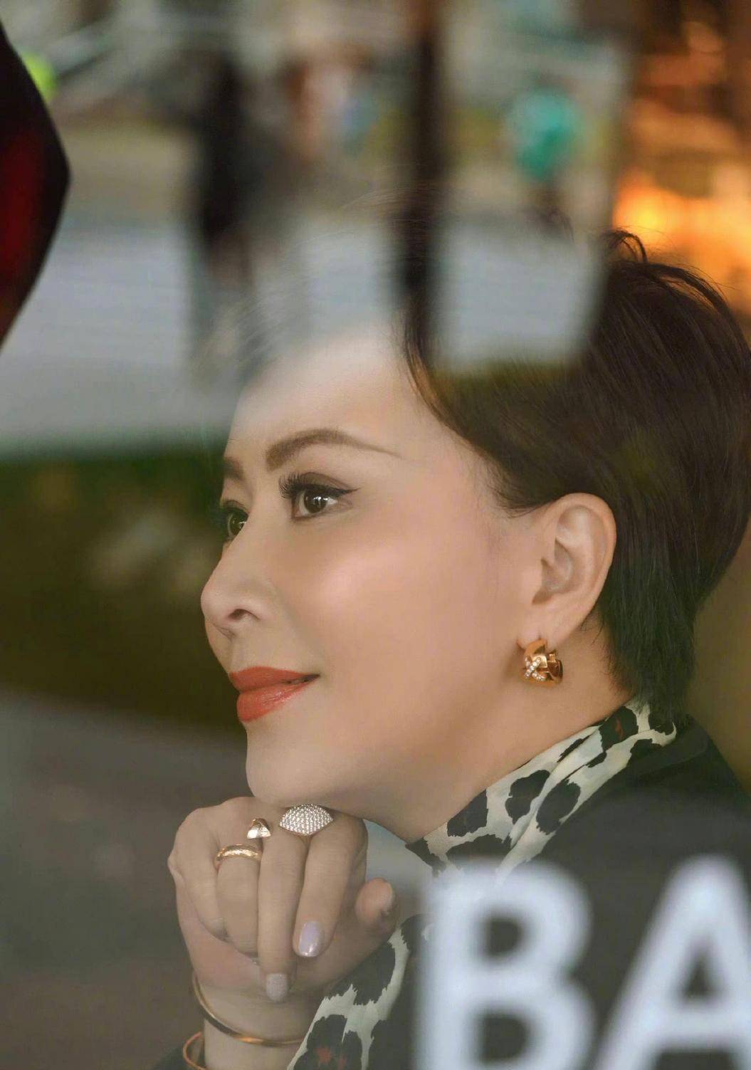 刺绣|不愧是刘嘉玲太敢穿,豹纹衬衫都能HOLD的住,意外的有些好看