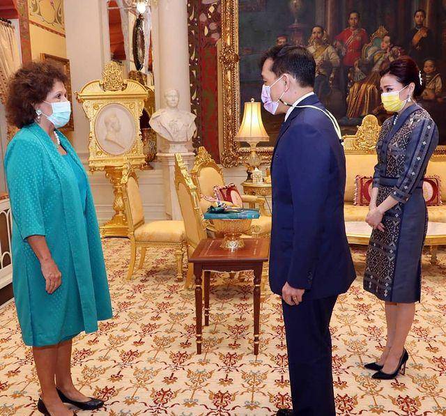 曲线|苏提达王后穿红裙亮相，身材胖了好多，侧面看有小肚腩了