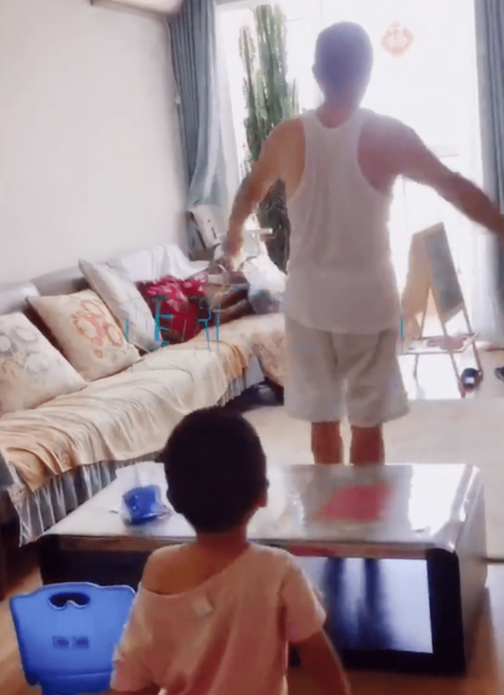 因为|最棒爷爷:男孩因不会跳操站后排,爷爷录视频在家细心手把手教学