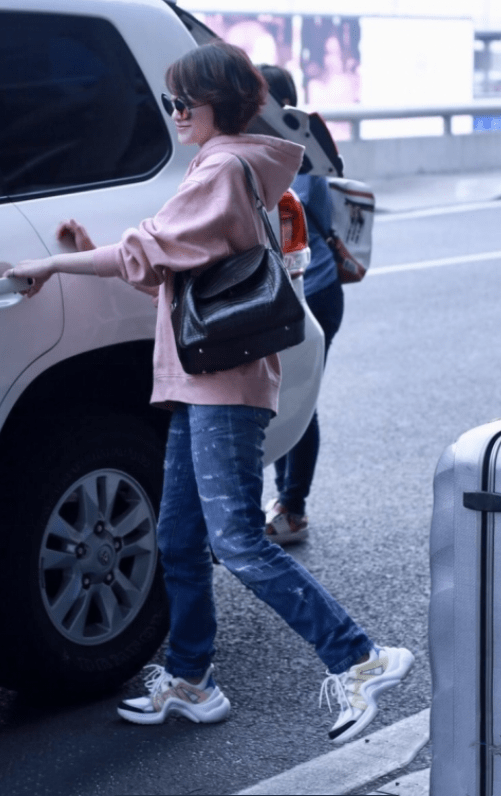 整体|李小冉真会往“嫩”了穿,卫衣配破洞裤像个大学生,40+女人学学