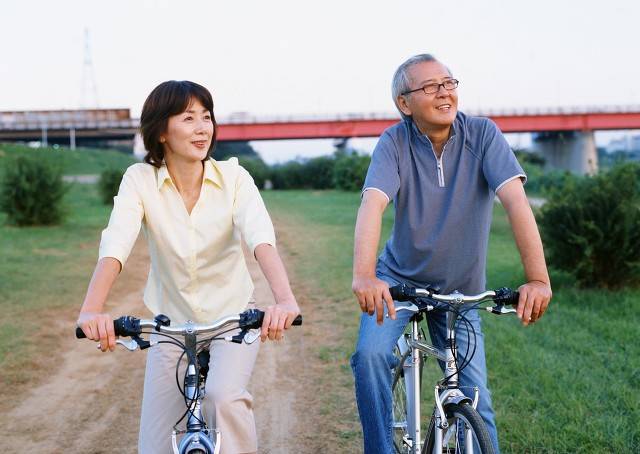 56岁退休女人：在一次旅游中意外来者不拒，能告诉自己老公吗？