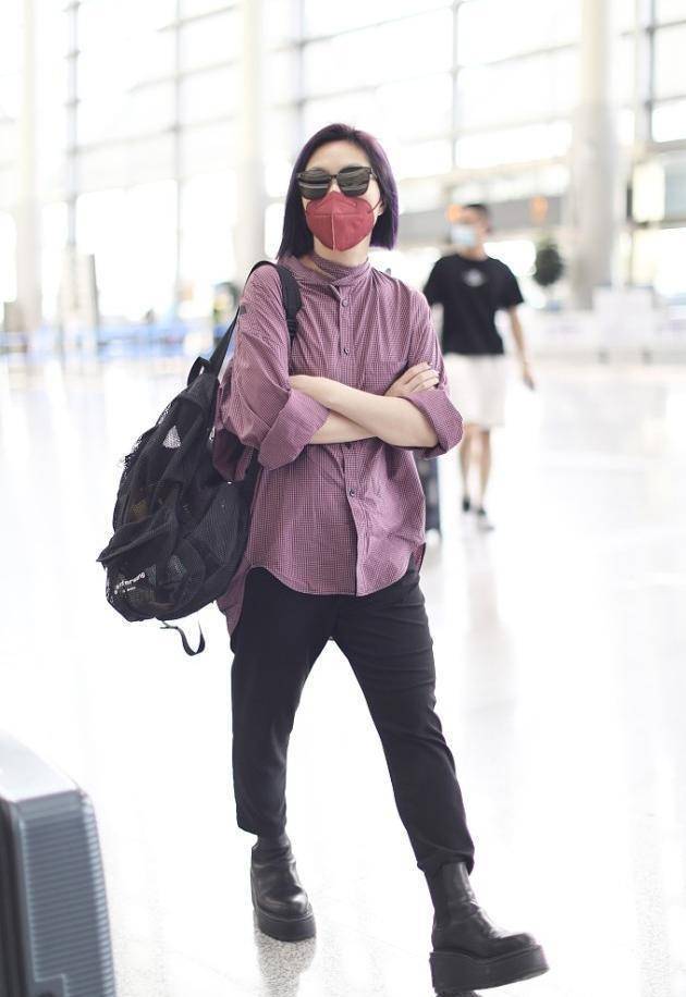 身材|杨千嬅把衬衫穿出别样风情，领口缠一圈布带，脖子看着有点勒