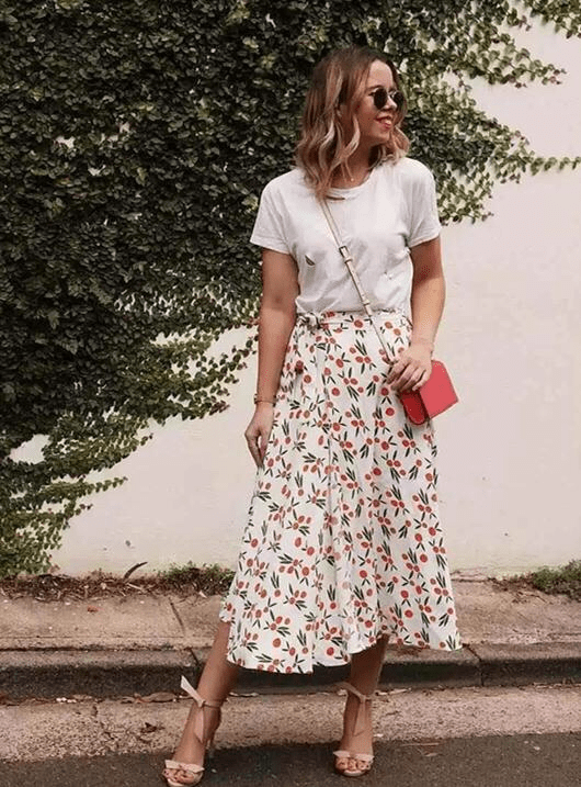 贾玲游|张小斐和贾玲游环球影城,姐妹俩都瘦了,小斐穿白T恤都快撑不起