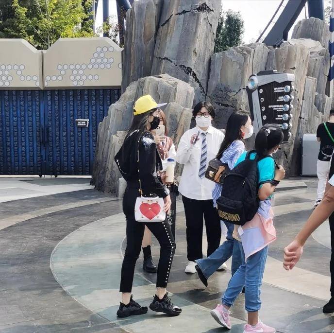 影城|鹿晗真有福气,女友关晓彤穿紧身裤逛环球影城,腿长比例不输超模