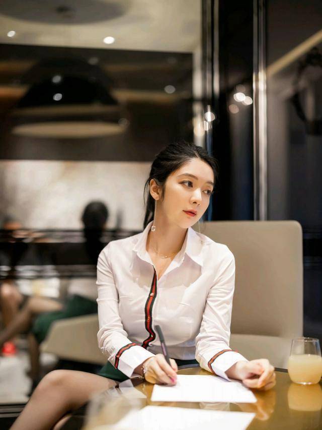 高跟鞋|美女白衬衫搭配绿色包臀裙个性十足，脚上一双绿色高跟鞋魅力无限