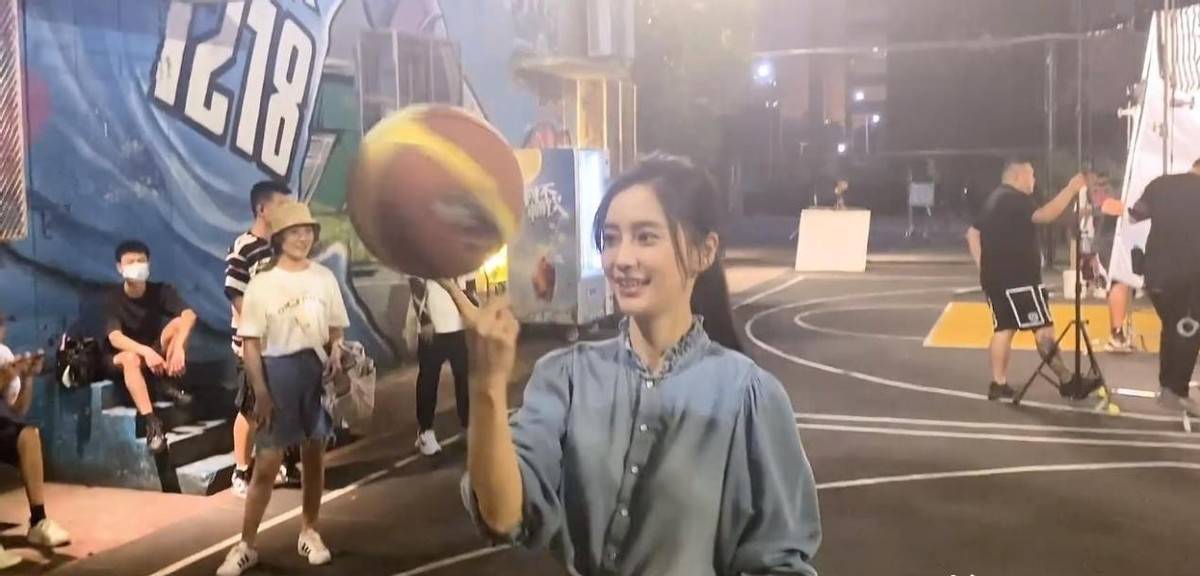 一身|Angelababy：穿衬衫配短裤深夜打篮球真有型，巧塞衣凸显好身体！