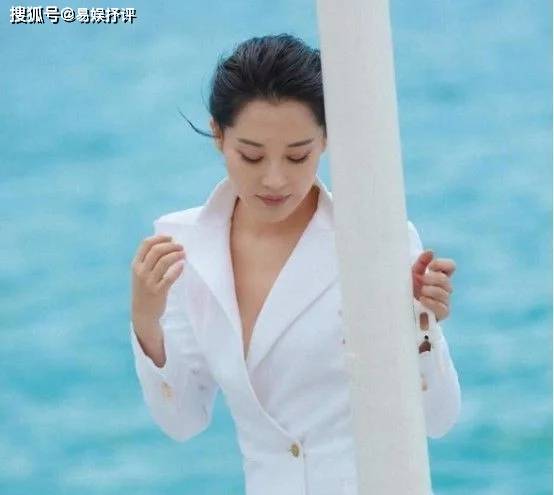 短裙|许晴一身白色的西装短裙，年过半百，也丝毫阻挡不了她的魅力！