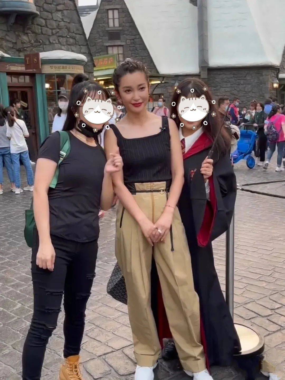 身材|李冰冰现身活动的合影，修图后老得不真实，脸僵硬一点不自然！