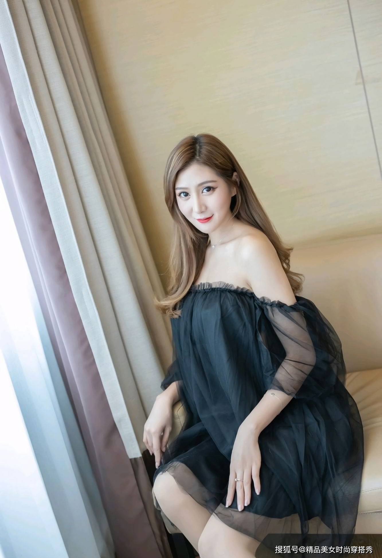 黑色|黑色网纱连衣裙搭配尖头高跟鞋，知性的小女人范十足