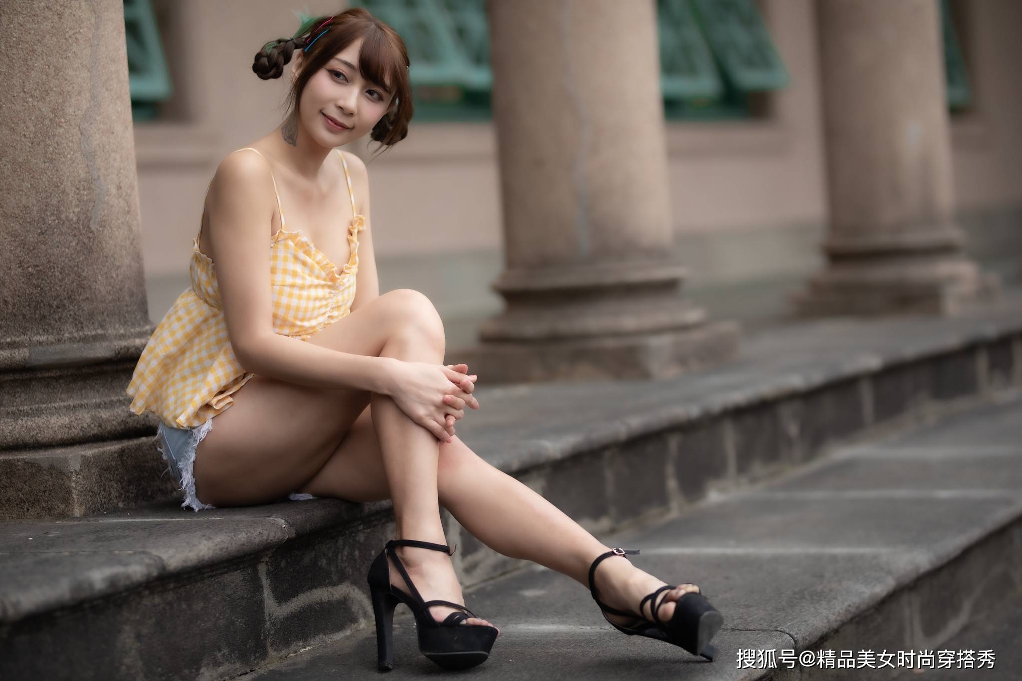 身材|街拍：吊带背心搭配清新减龄的牛仔短裤清爽又帅气