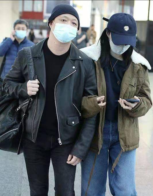 老公|姚晨夫妇罕见同框,老公机车皮衣配针织衫酷帅十足,姚晨成小女人