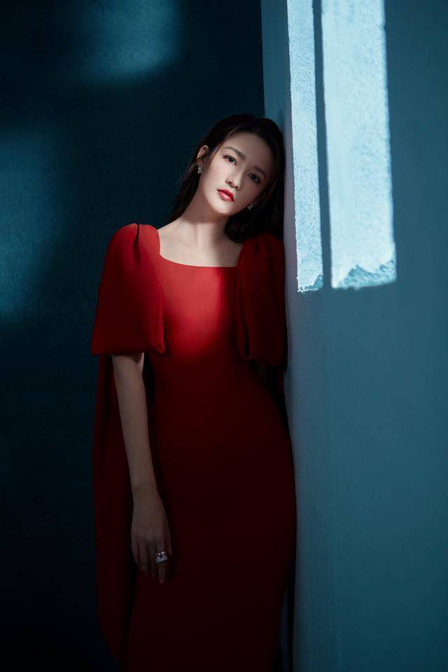 身材|想不到李沁走成熟风这么美，一袭红裙张扬热烈，美得动人心魄