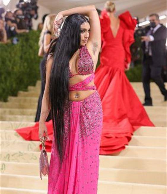 麦当娜|麦当娜女儿穿长裙走红毯，抬手自信秀时尚，网友，有其母必有其女