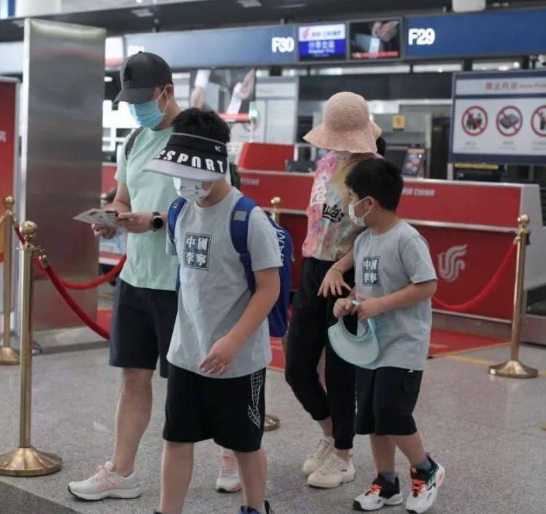 整体|胡可一家四口走机场,穿小黑裤暴露“阿姨肚”,两儿子穿得还挺潮