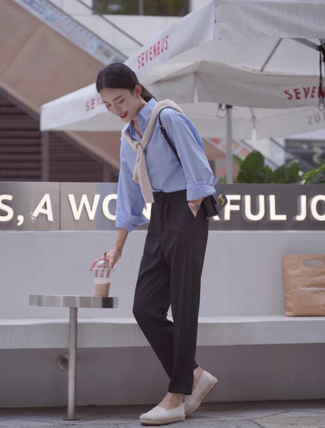 感觉|40+女性怎么穿才干练洋气，蓝色衬衫搭配西装裤通勤洋气，超显白