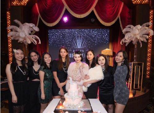 名媛|沈月晒庆生照,脖子里挂着6条珍珠项链奢华至极,7位闺蜜成为陪衬